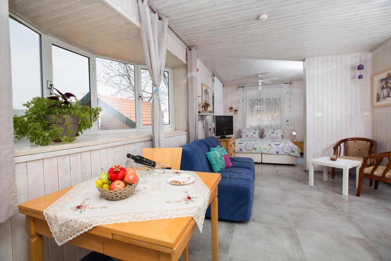 Leyad Hashmura Lodging Yesud HaMa'ala Esterno foto