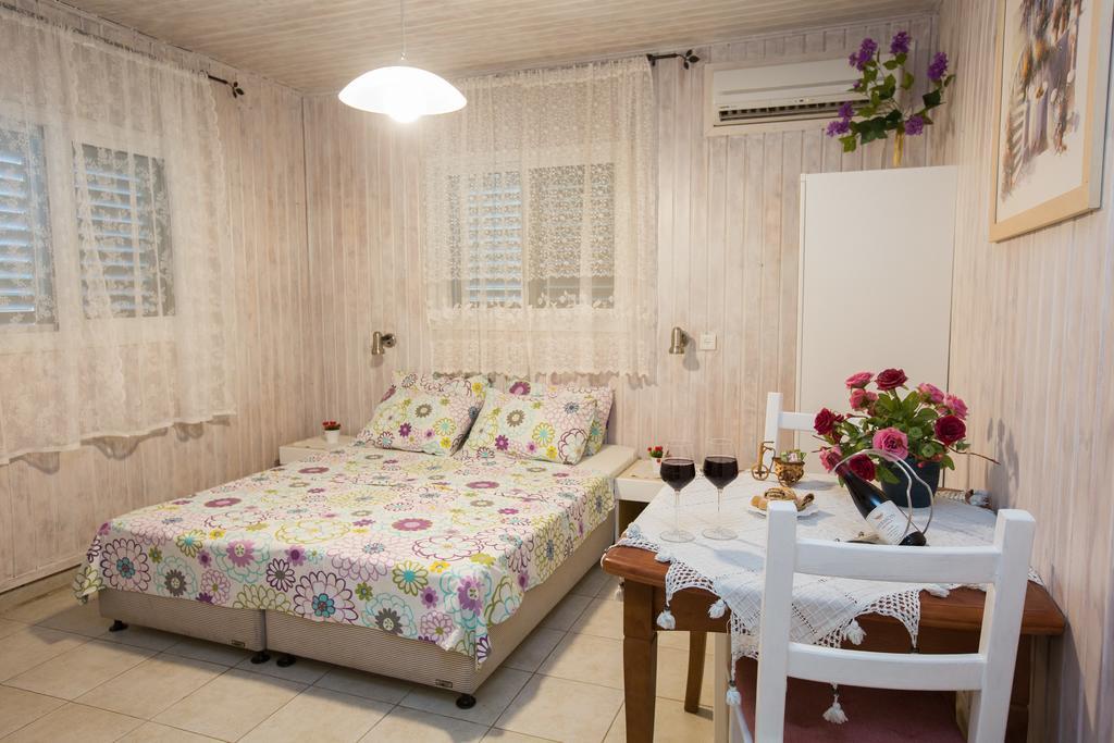 Leyad Hashmura Lodging Yesud HaMa'ala Esterno foto